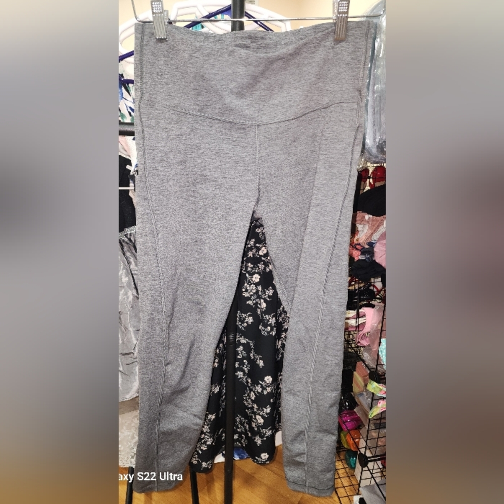 Athleta Gray Leggings Sleek Modern Design